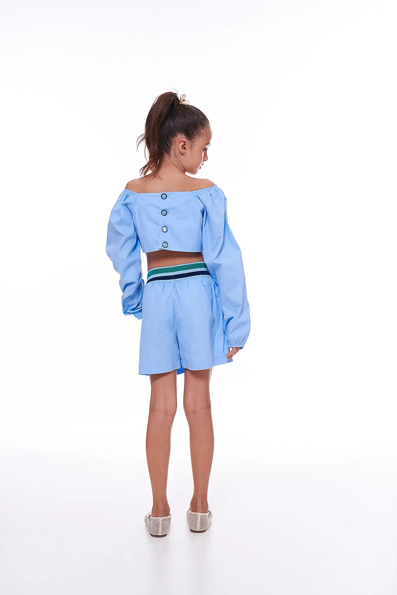 Conjunto feminino infantil azul claro com cropped de mangas longas e short prático