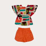 Conjunto feminino infantil com blusa estampada em formas geométricas e short laranja