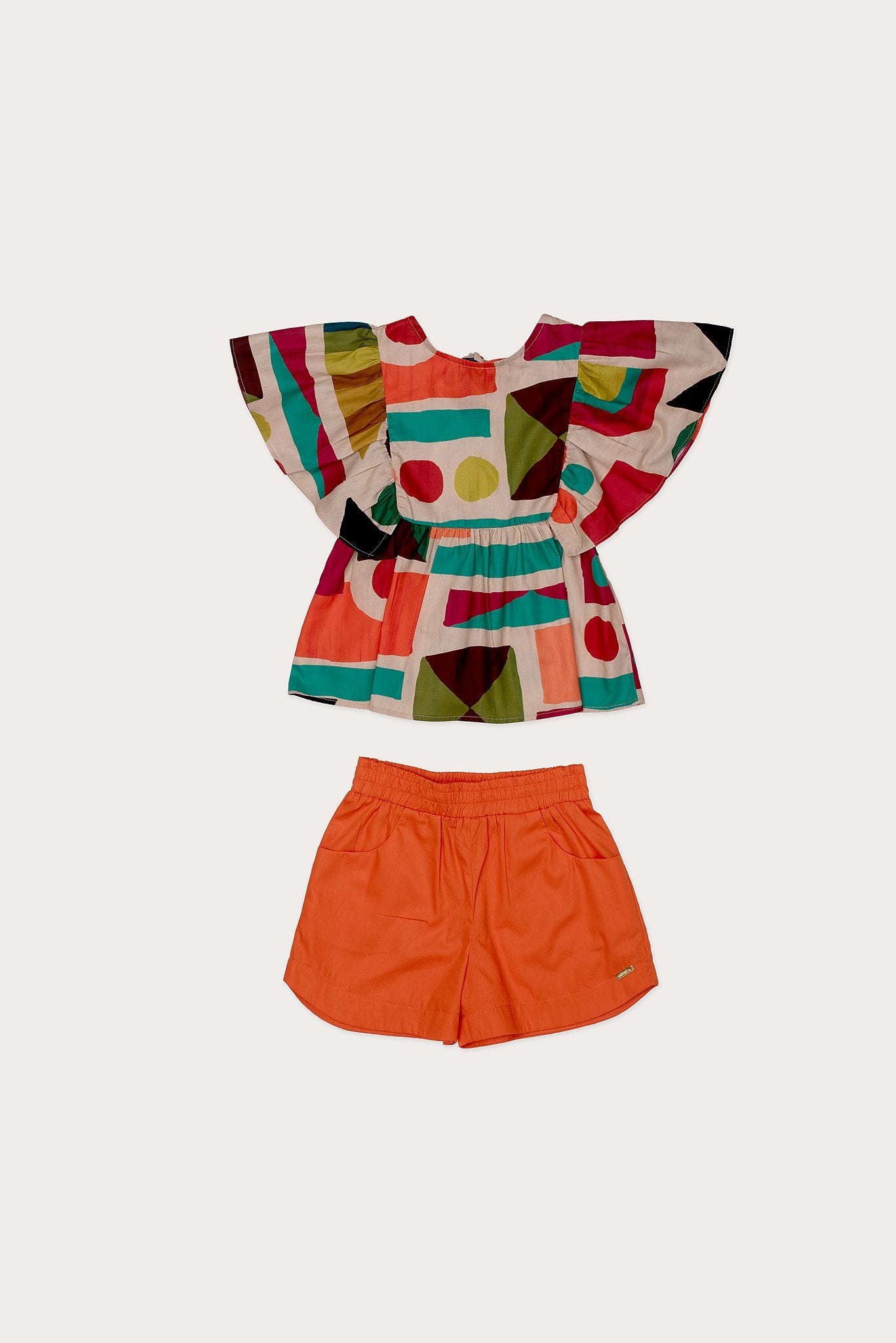 Conjunto feminino infantil com blusa estampada em formas geométricas e short laranja