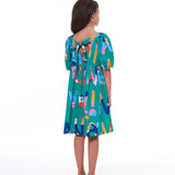 Vestido infantil com padrão de letras coloridas e mangas bufantes, detalhe de cintura marcada