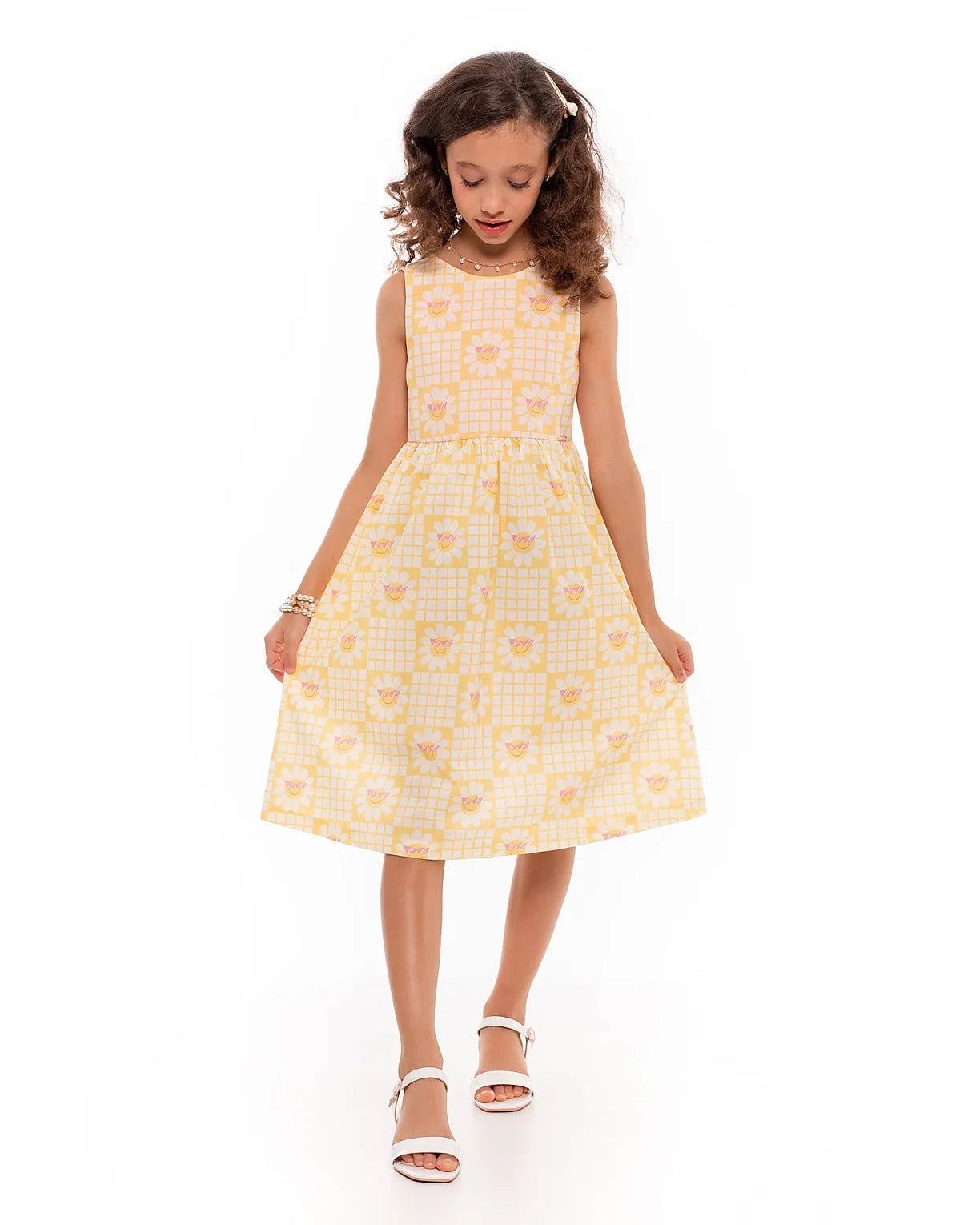 Vestido midi feminino infantil amarelo com estampa de flores grandes em padrão quadriculado