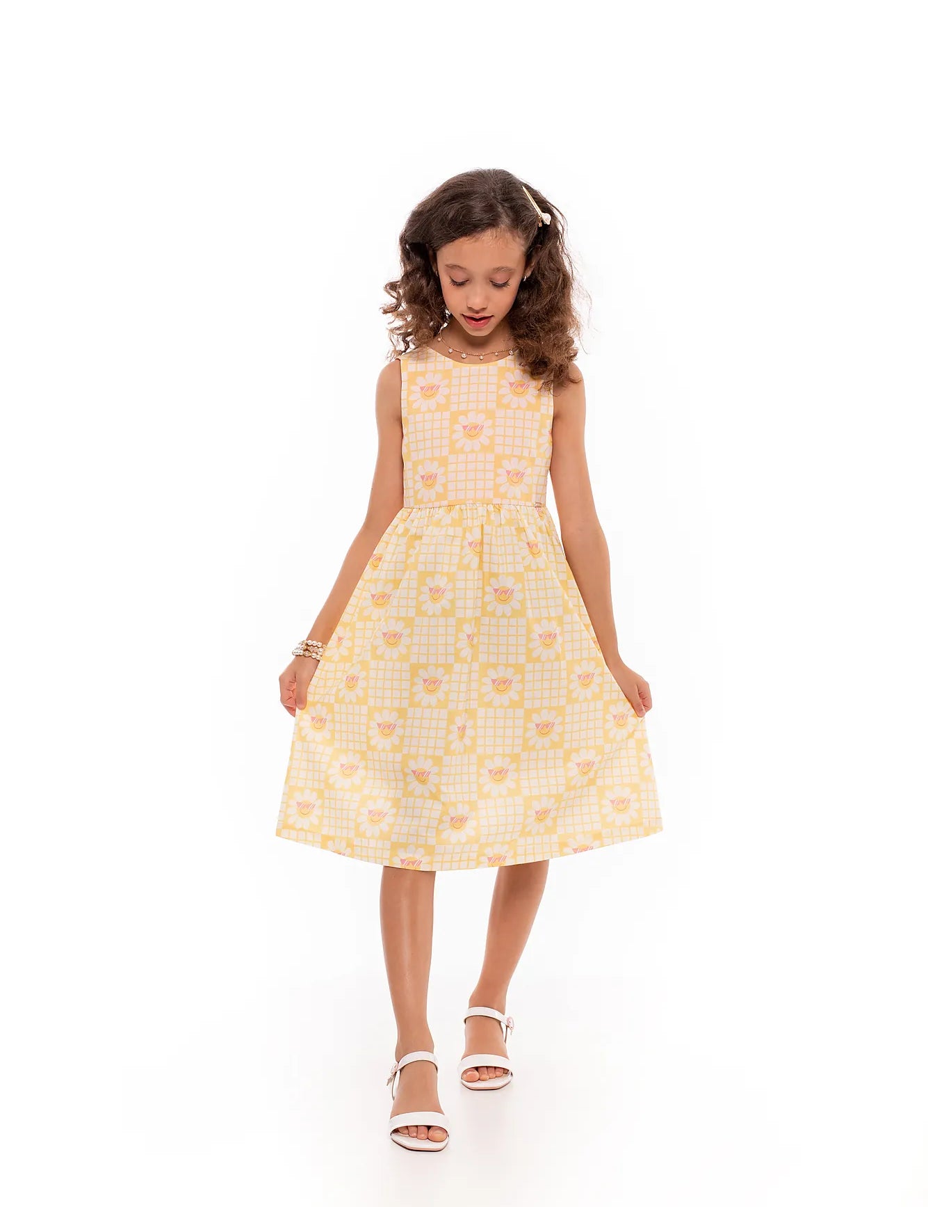 Vestido midi feminino infantil amarelo com estampa de flores grandes em padrão quadriculado