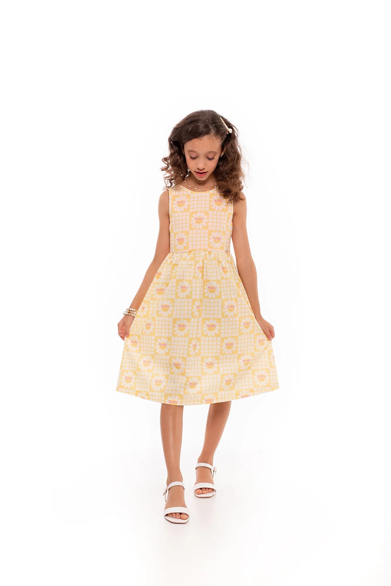 Vestido midi feminino infantil amarelo com estampa de flores grandes em padrão quadriculado