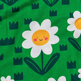 Conjunto infantil feminino com blusa cropped e short floral verde, detalhes em babado e estampa de flores amarelas