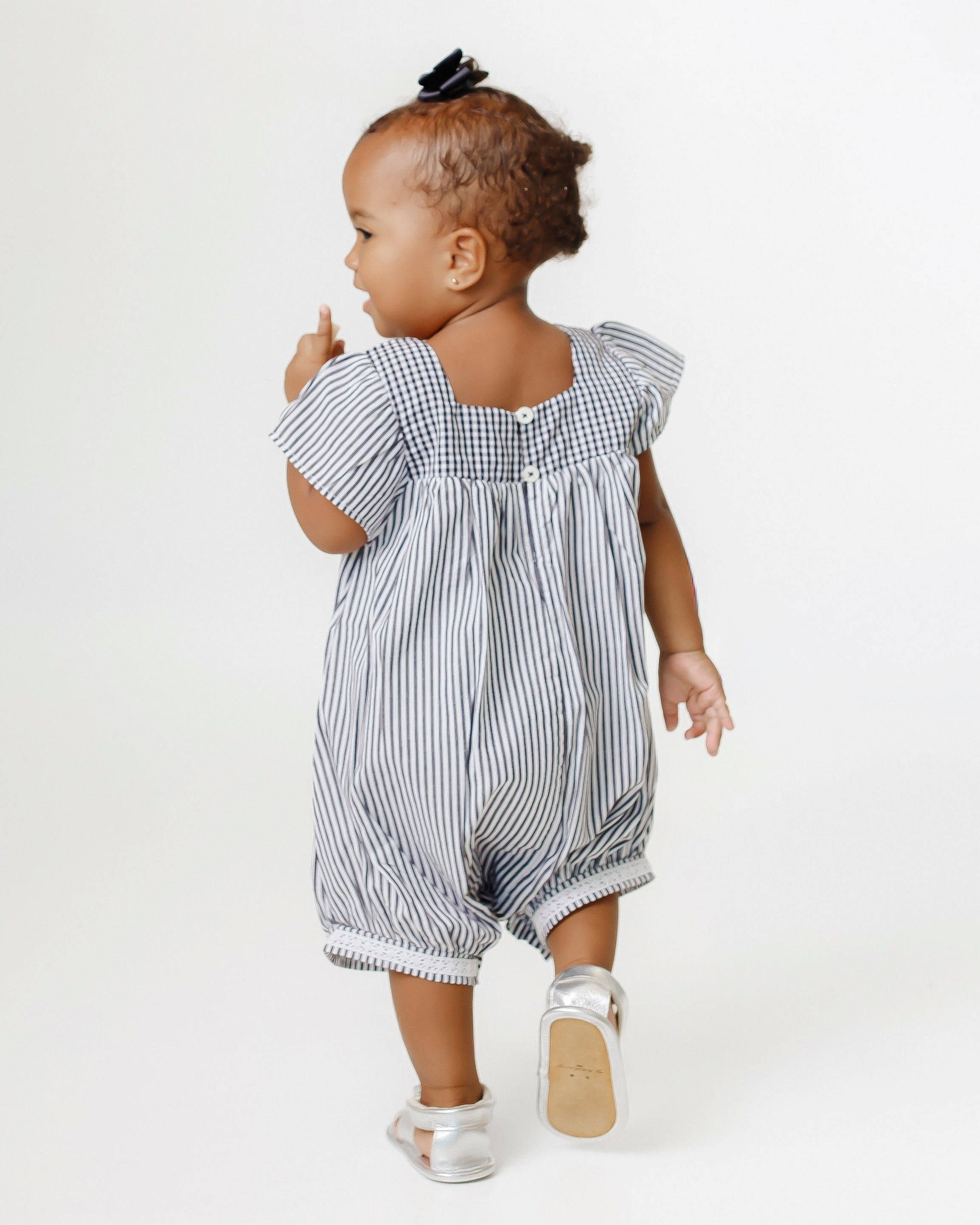 Romper infantil feminino Antonita com estampa de abelhas, ideal para meninas de 2 a 10 anos