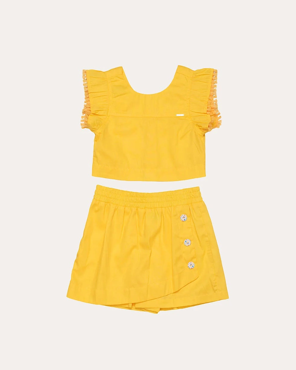 Conjunto infantil amarelo com blusa de alças largas e short leve, detalhes nas mangas