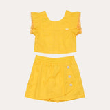 Conjunto infantil amarelo com blusa de alças largas e short leve, detalhes nas mangas