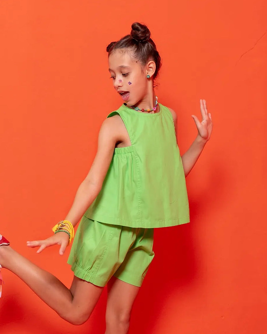 Conjunto infantil feminino com blusa verde de alças largas e short leve, ideal para brincadeiras.