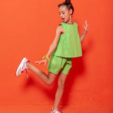 Conjunto infantil feminino com blusa verde de alças largas e short leve, ideal para brincadeiras.
