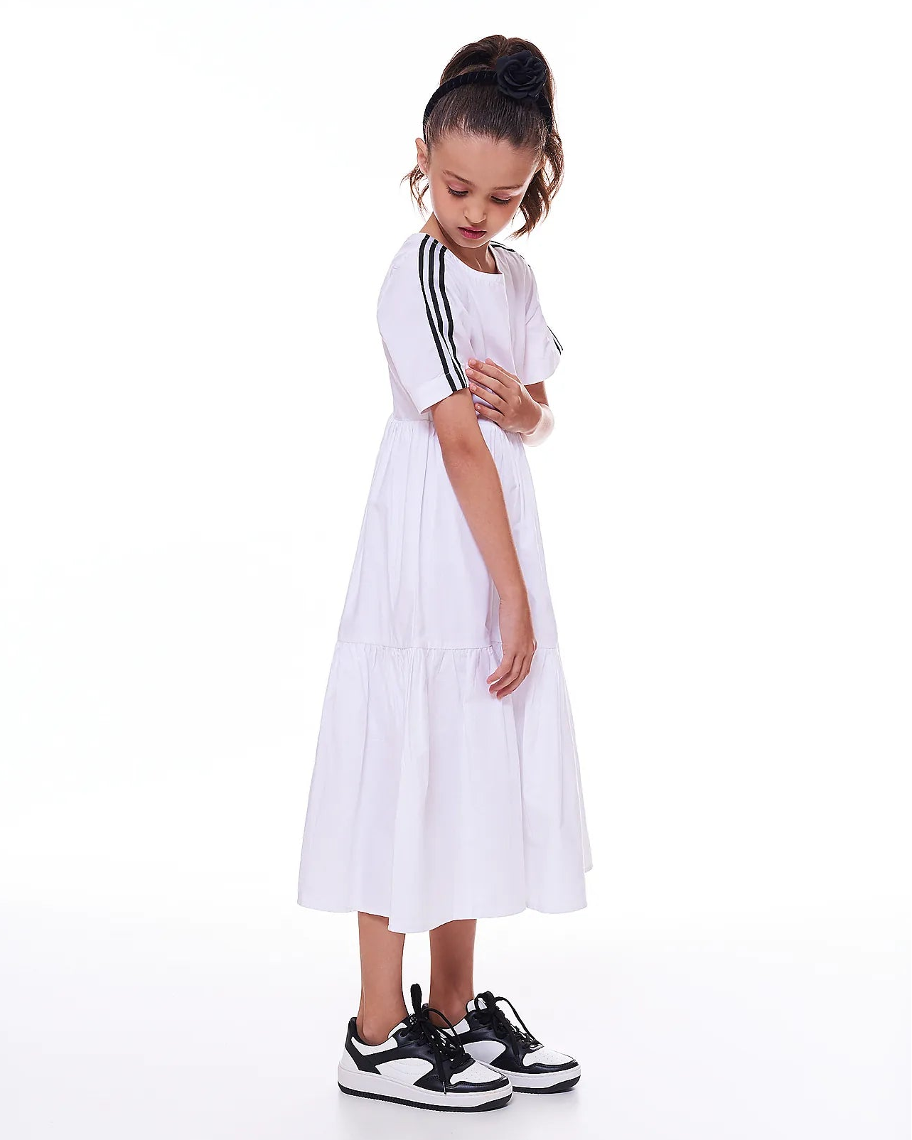 Vestido branco feminino infantil com listras nas mangas e saia longa
