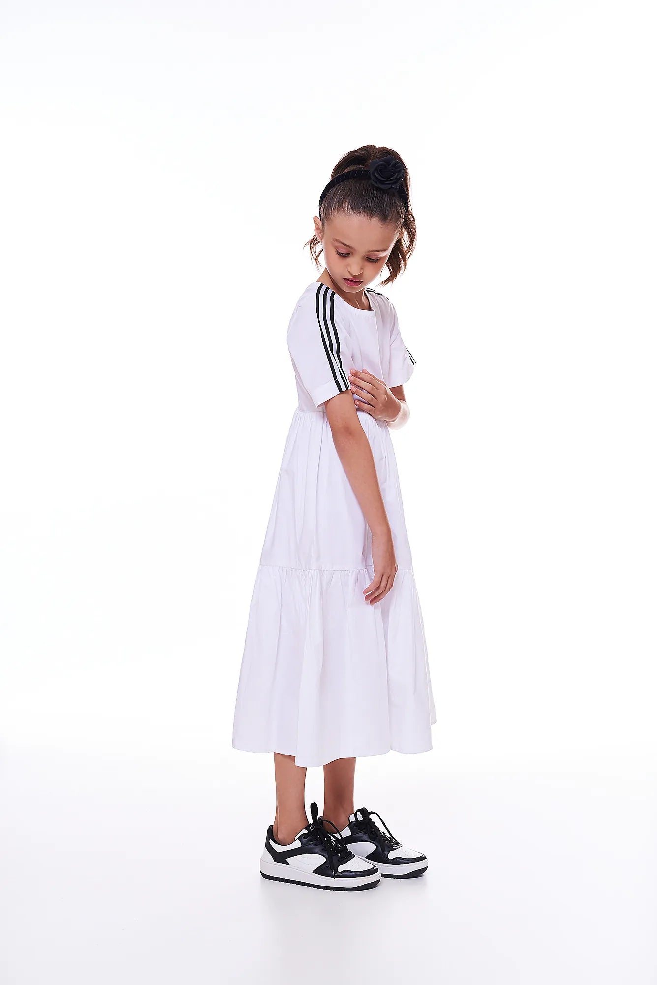 Vestido branco feminino infantil com listras nas mangas e saia longa