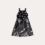 Vestido feminino infantil com estampa de borboletas e flores em preto e branco, alças com babados