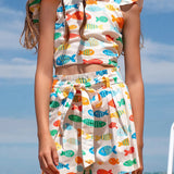 Conjunto infantil com blusa de alças largas e short estampado de peixes coloridos