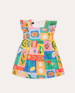 Vestido curto feminino infantil com estampa de quadrados coloridos e flores, mangas em babados