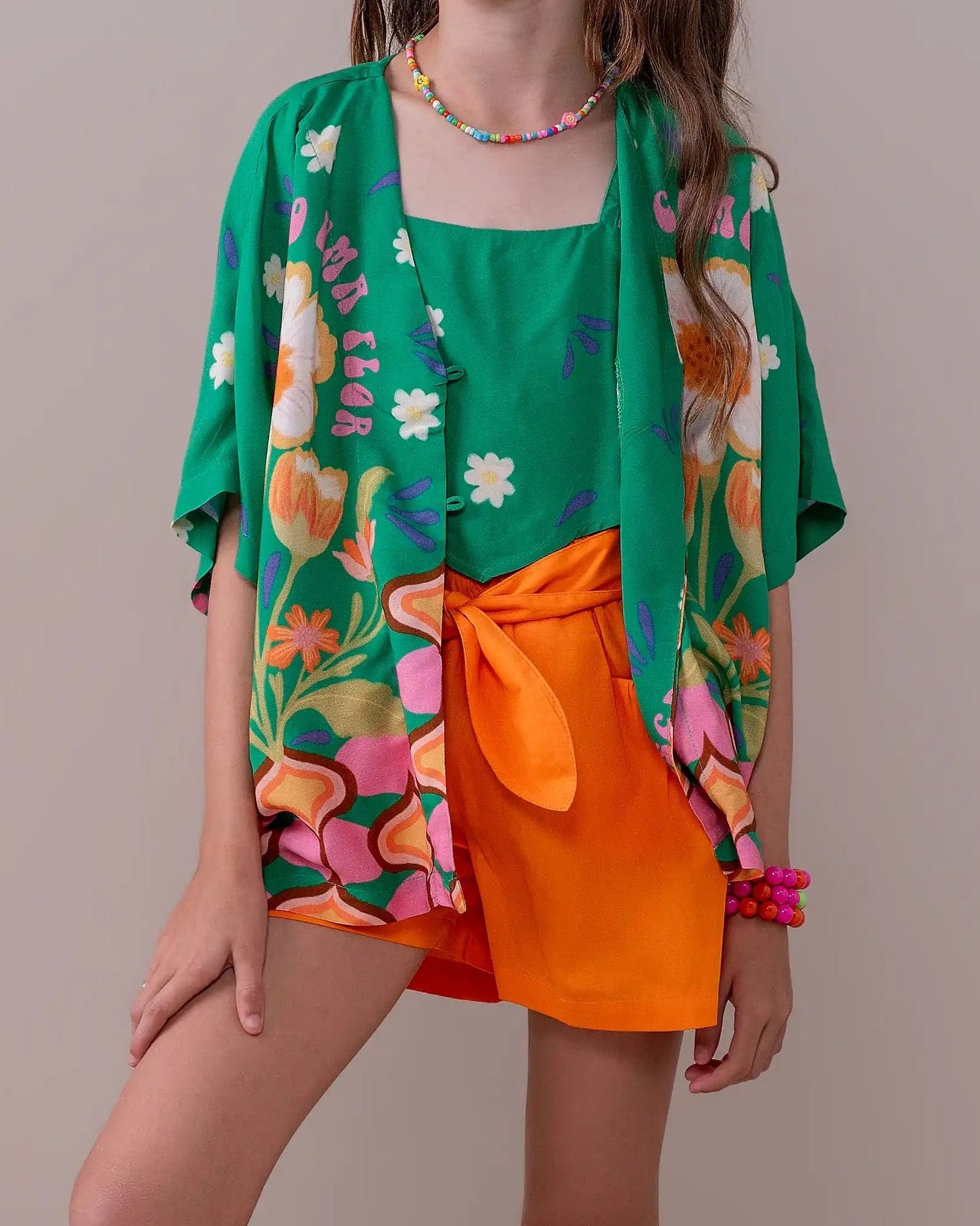 Short feminino infantil com cintura alta e detalhe de laço, peça lúdica e confortável