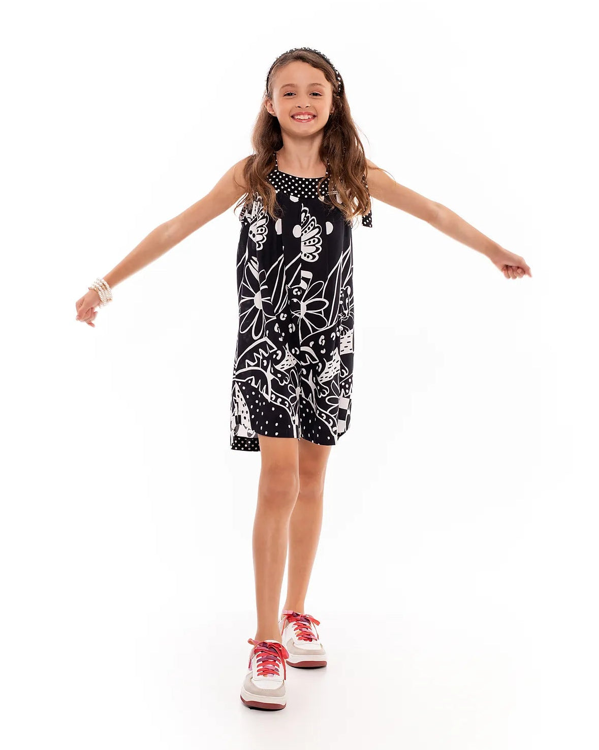 Macacao feminino infantil com estampa de fauna e flora em preto e branco e alças largas