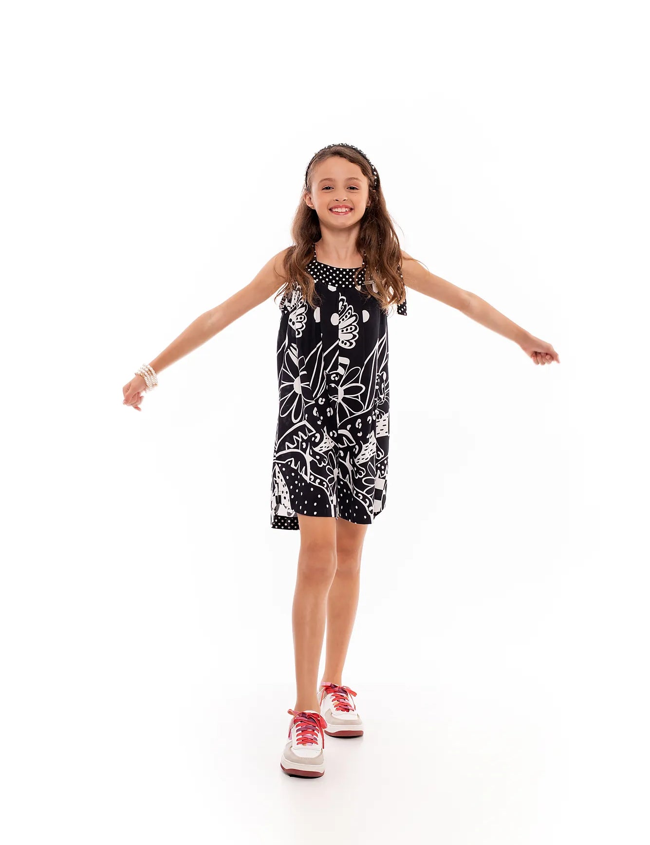 Macacao feminino infantil com estampa de fauna e flora em preto e branco e alças largas