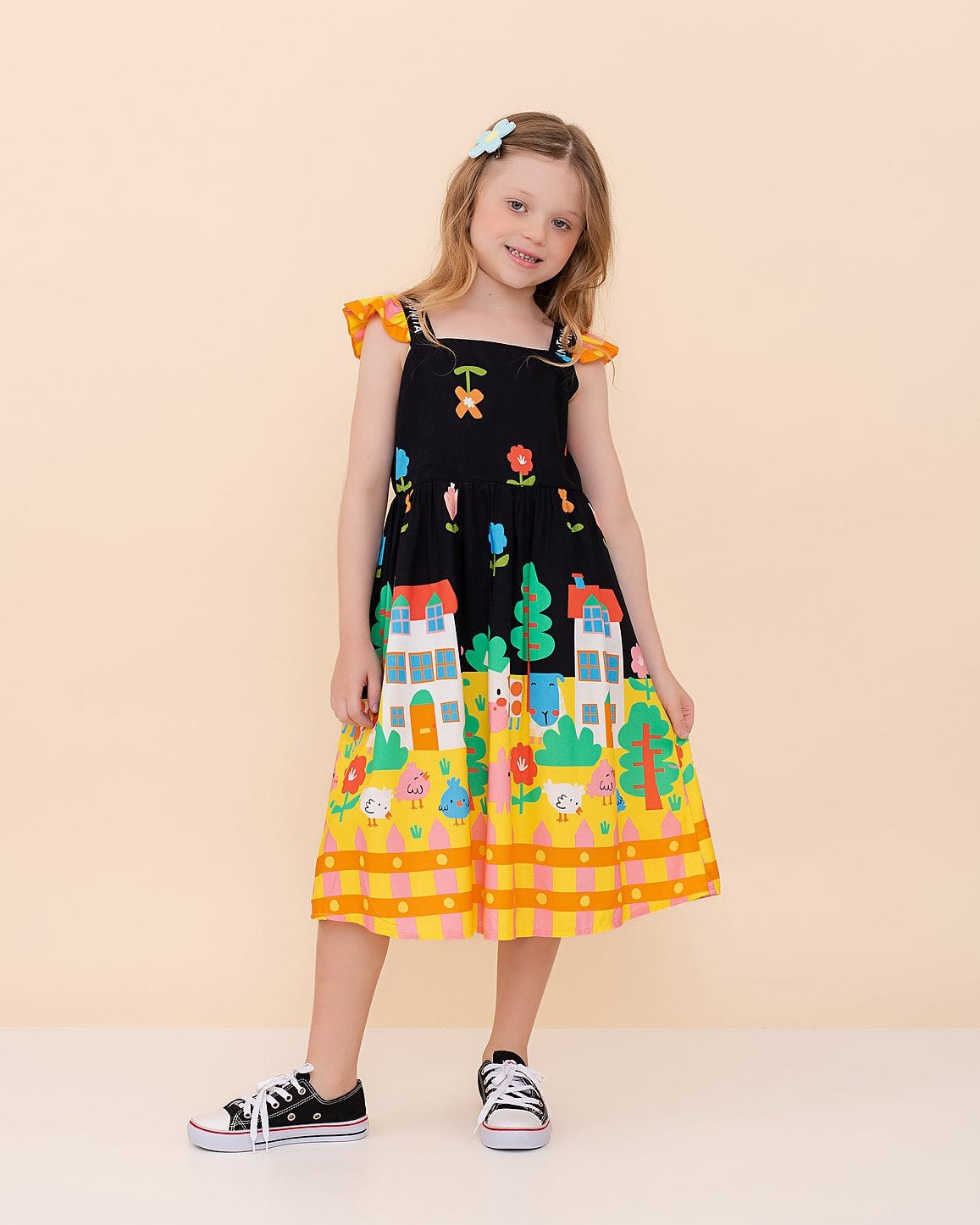 Vestido infantil com estampa de fazendinha, alças com babados e saia ampla