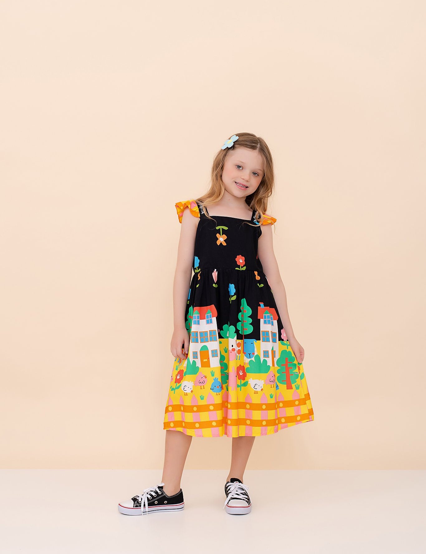 Vestido infantil com estampa de fazendinha, alças com babados e saia ampla