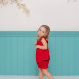 Conjunto infantil feminino com blusa vermelha de alças e short leve, detalhes em babados