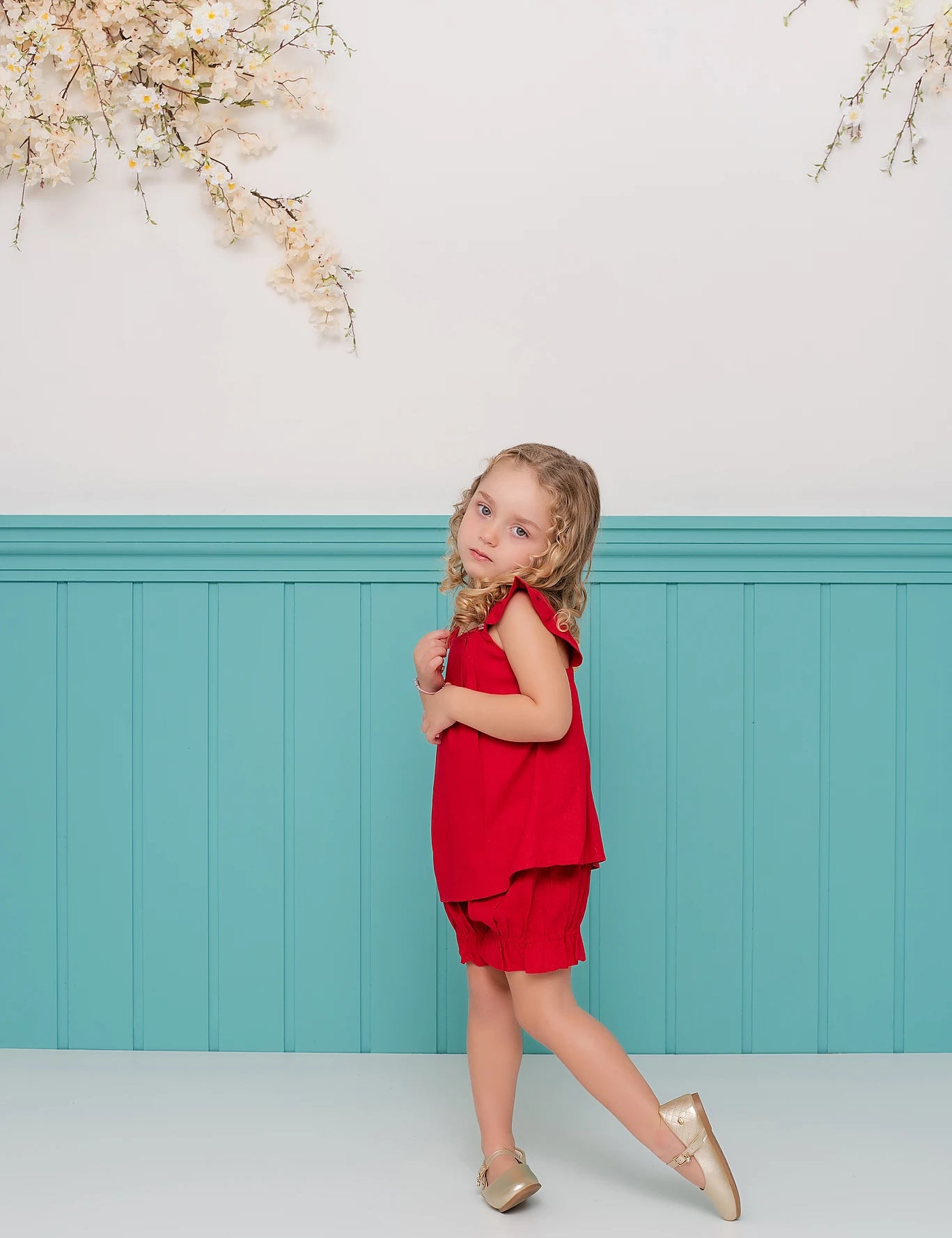 Conjunto infantil feminino com blusa vermelha de alças e short leve, detalhes em babados