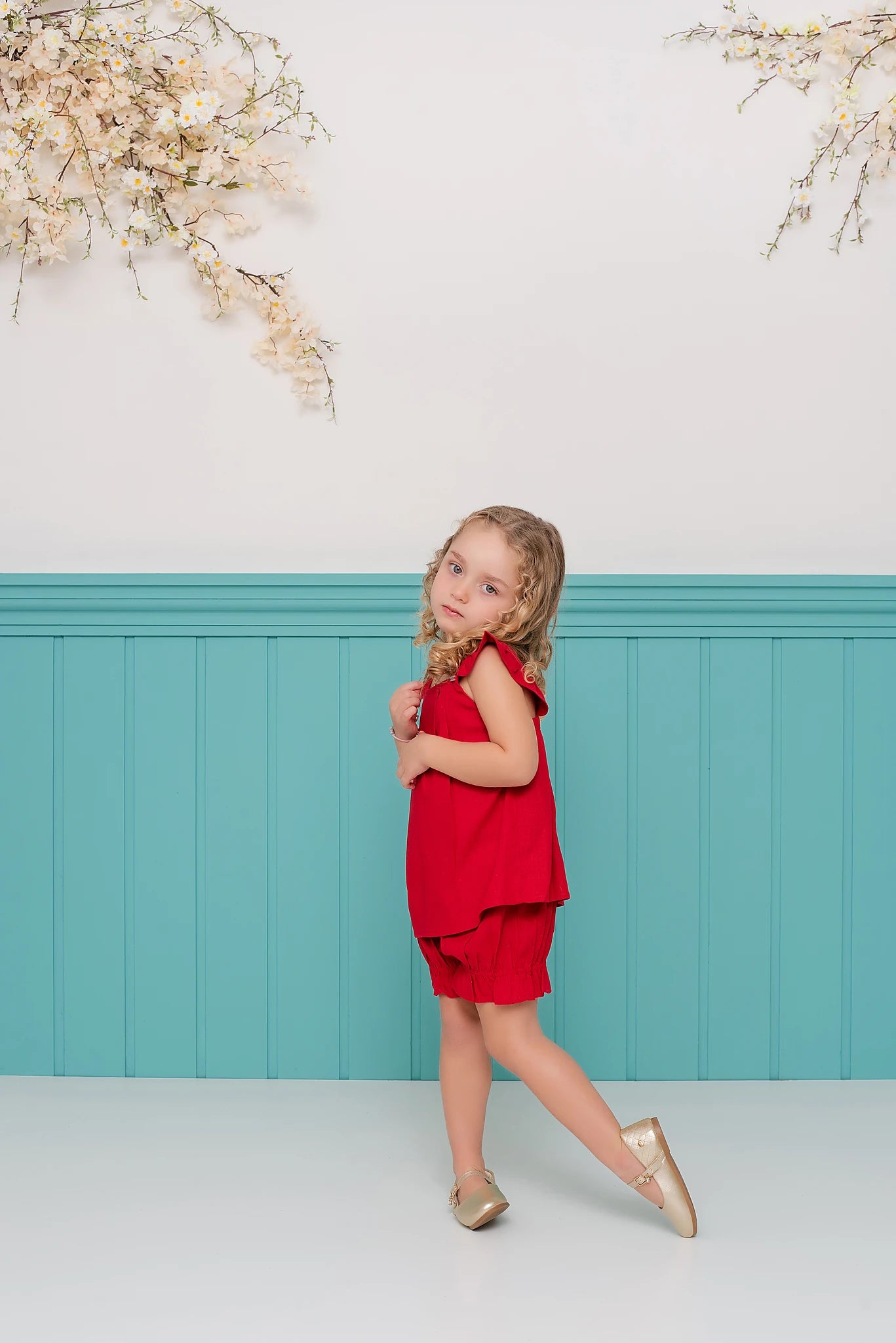 Conjunto infantil feminino com blusa vermelha de alças e short leve, detalhes em babados