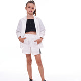 Conjunto feminino infantil branco com jaqueta de manga longa e short, detalhes em listras laterais