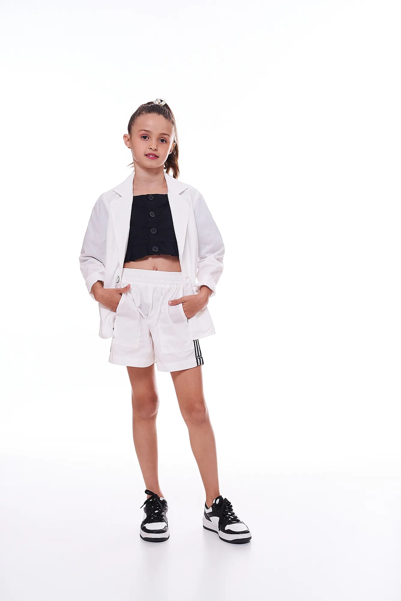 Conjunto feminino infantil branco com jaqueta de manga longa e short, detalhes em listras laterais