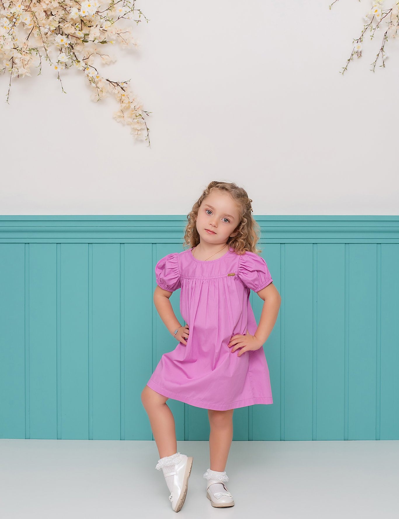 Vestido curto lilás com mangas bufantes e detalhe franzido, feminino infantil