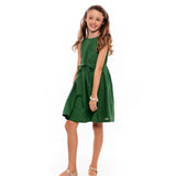 Vestido infantil feminino com alças largas, saia ampla e detalhe de laço na cintura