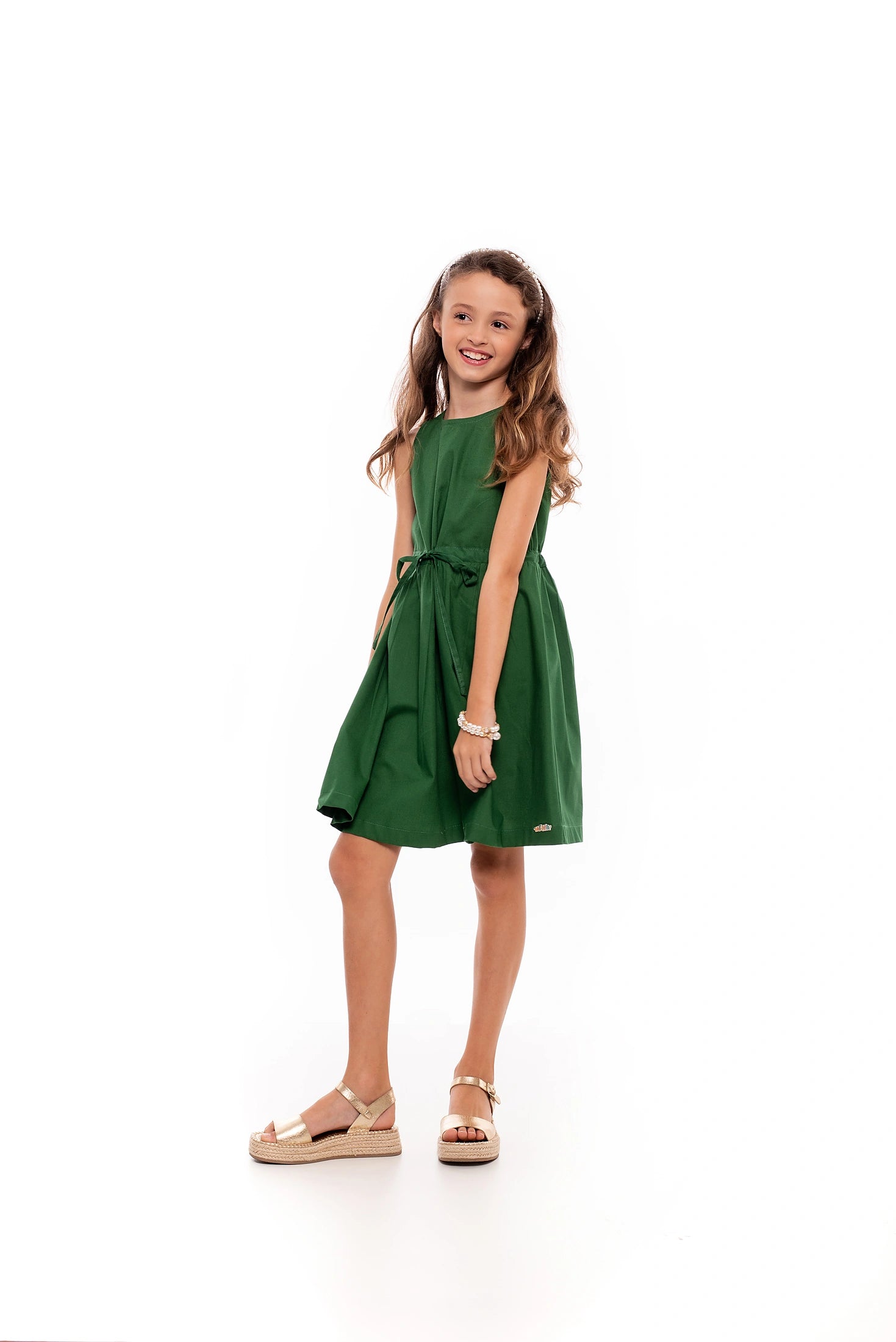 Vestido infantil feminino com alças largas, saia ampla e detalhe de laço na cintura