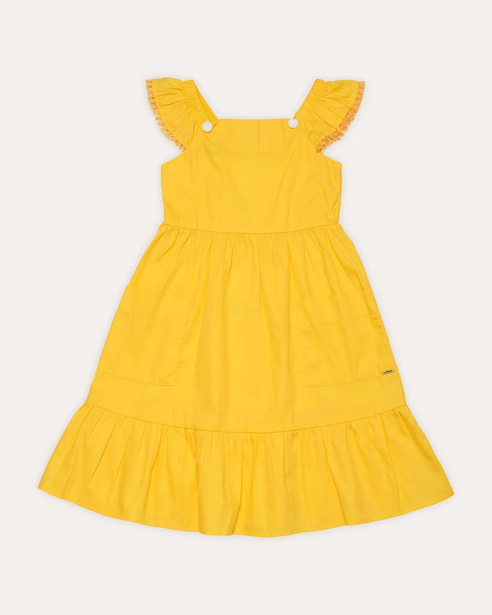 Vestido amarelo infantil com alças largas e saia rodada, detalhe de botões nas alças