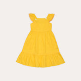 Vestido amarelo infantil com alças largas e saia rodada, detalhe de botões nas alças