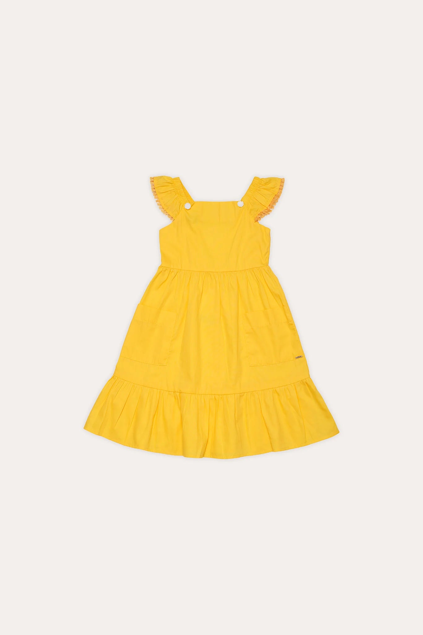 Vestido amarelo infantil com alças largas e saia rodada, detalhe de botões nas alças
