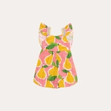 Macacão infantil feminino com estampa de peras em tons vibrantes e alças com ruffles