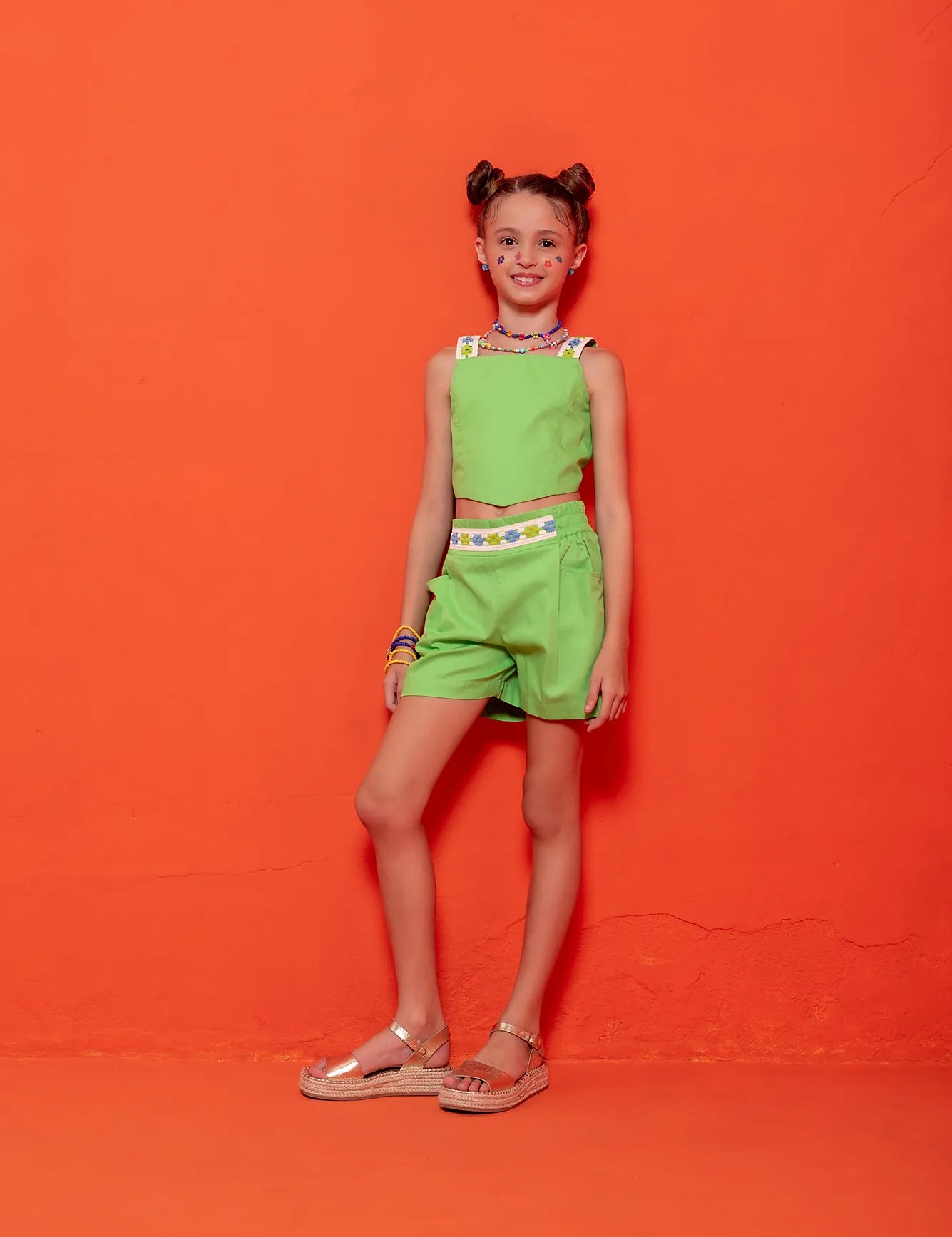 Conjunto feminino infantil verde com blusa de alças largas e short leve