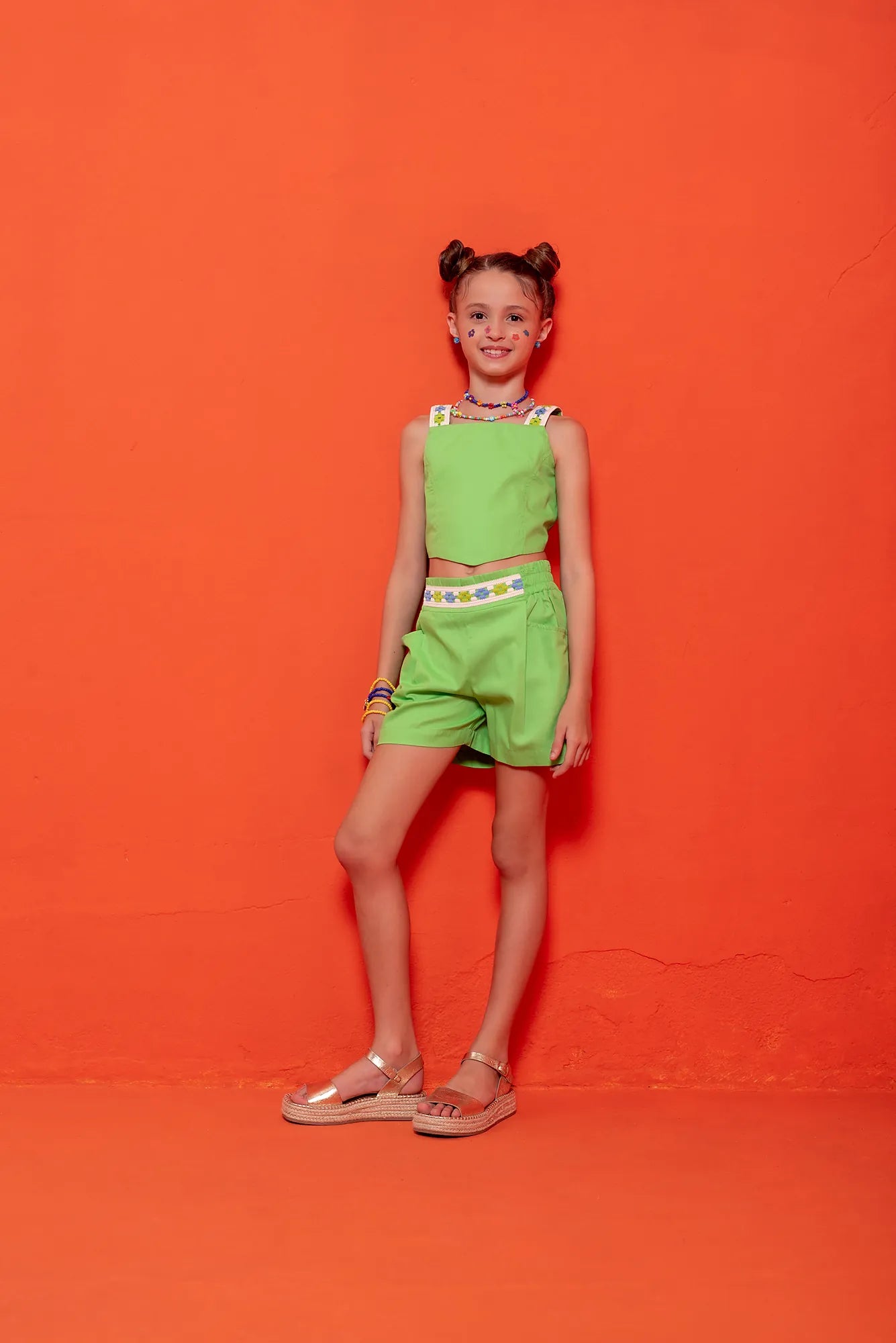 Conjunto feminino infantil verde com blusa de alças largas e short leve