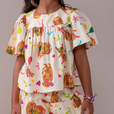 Conjunto infantil feminino com blusa de mangas amplas e saia, estampa de capivaras e balões coloridos