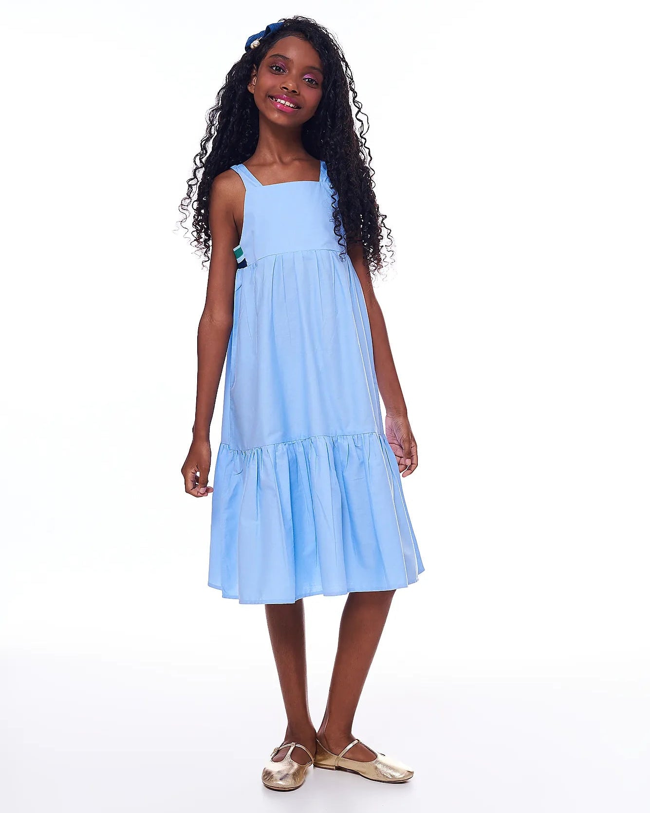 Vestido feminino infantil azul com alças largas e saia em camadas