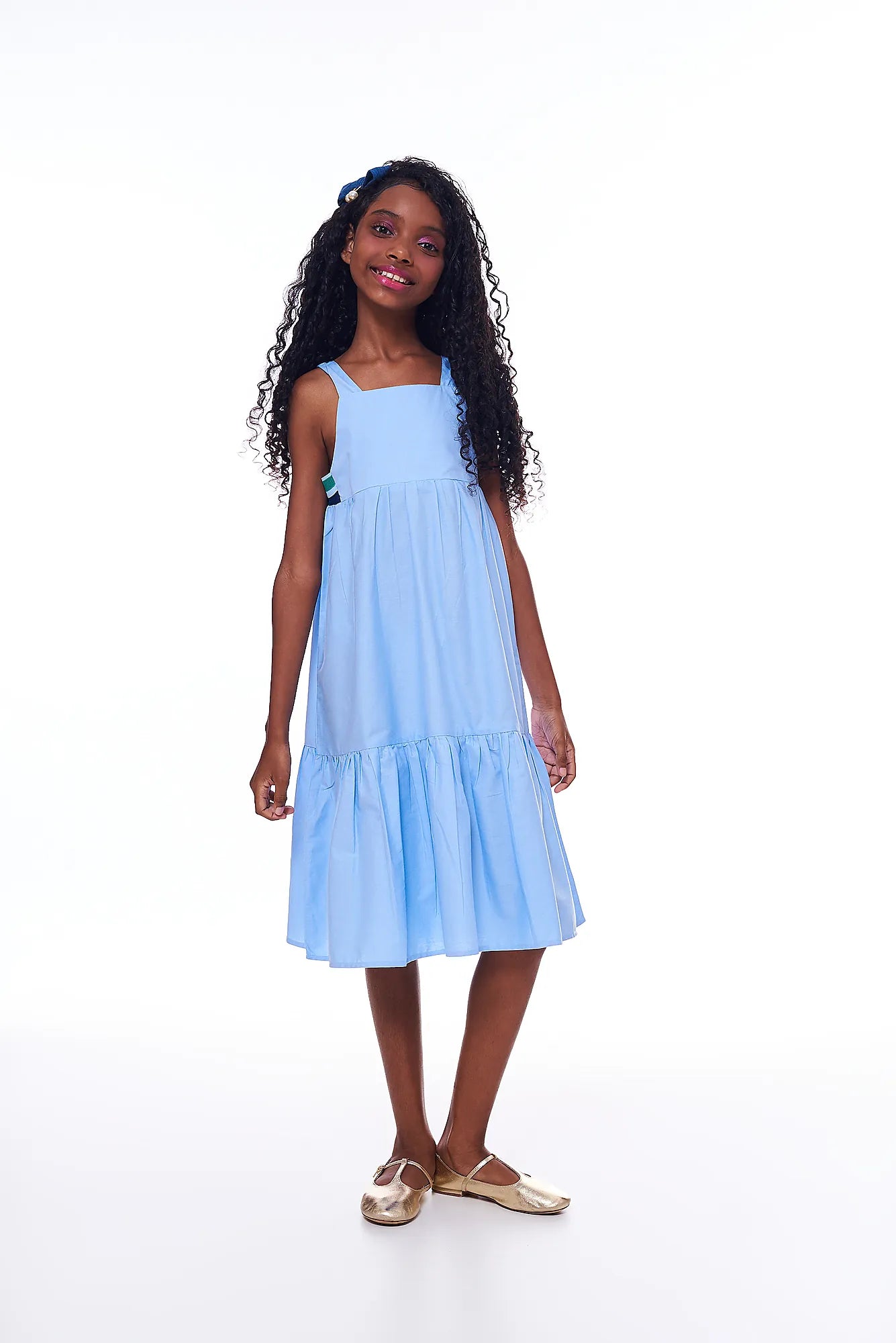 Vestido feminino infantil azul com alças largas e saia em camadas