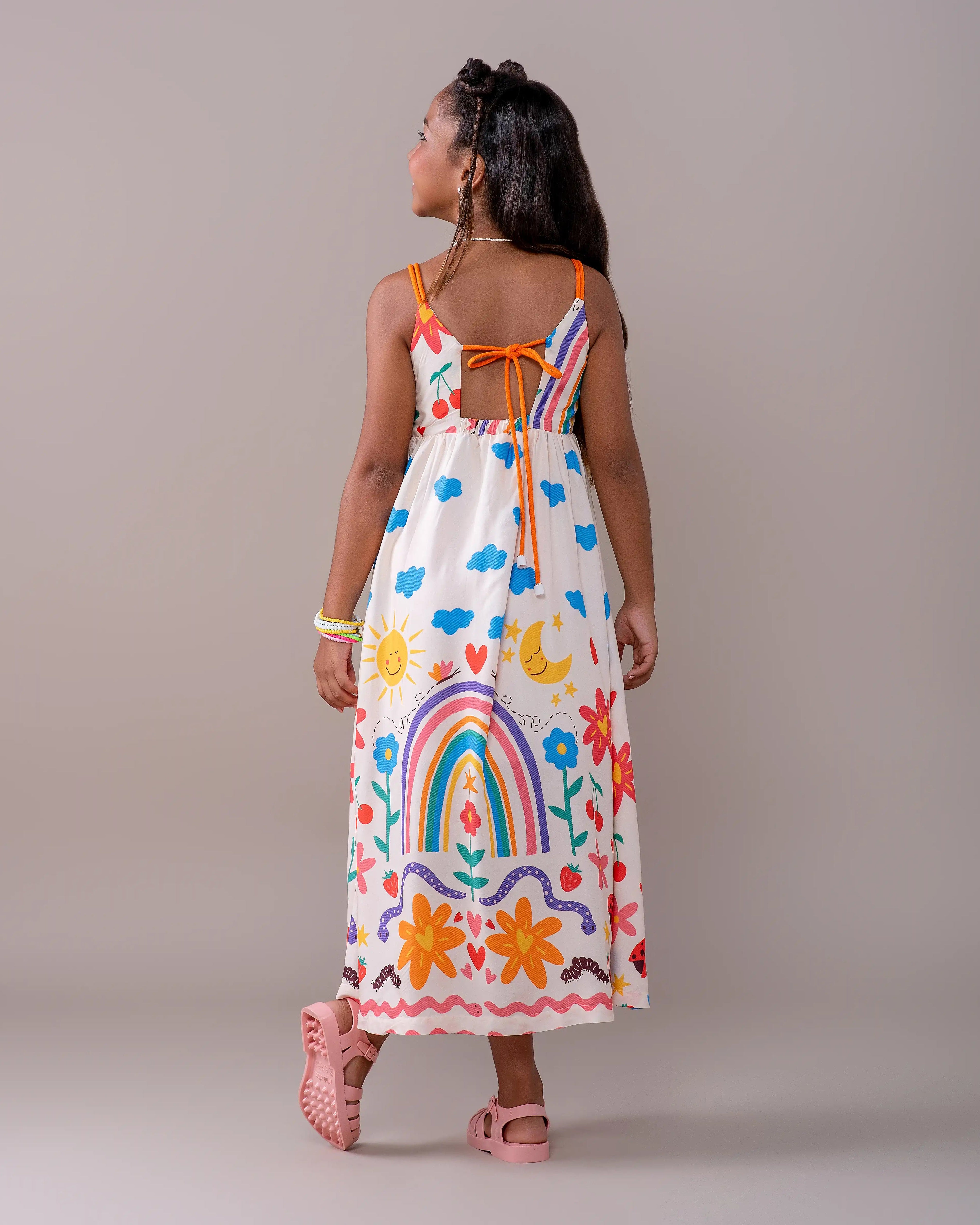 Vestido longo infantil com estampa de arco-íris, flores e nuvens coloridas