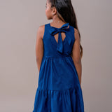 Vestido azul feminino infantil com alças largas e saia em camadas