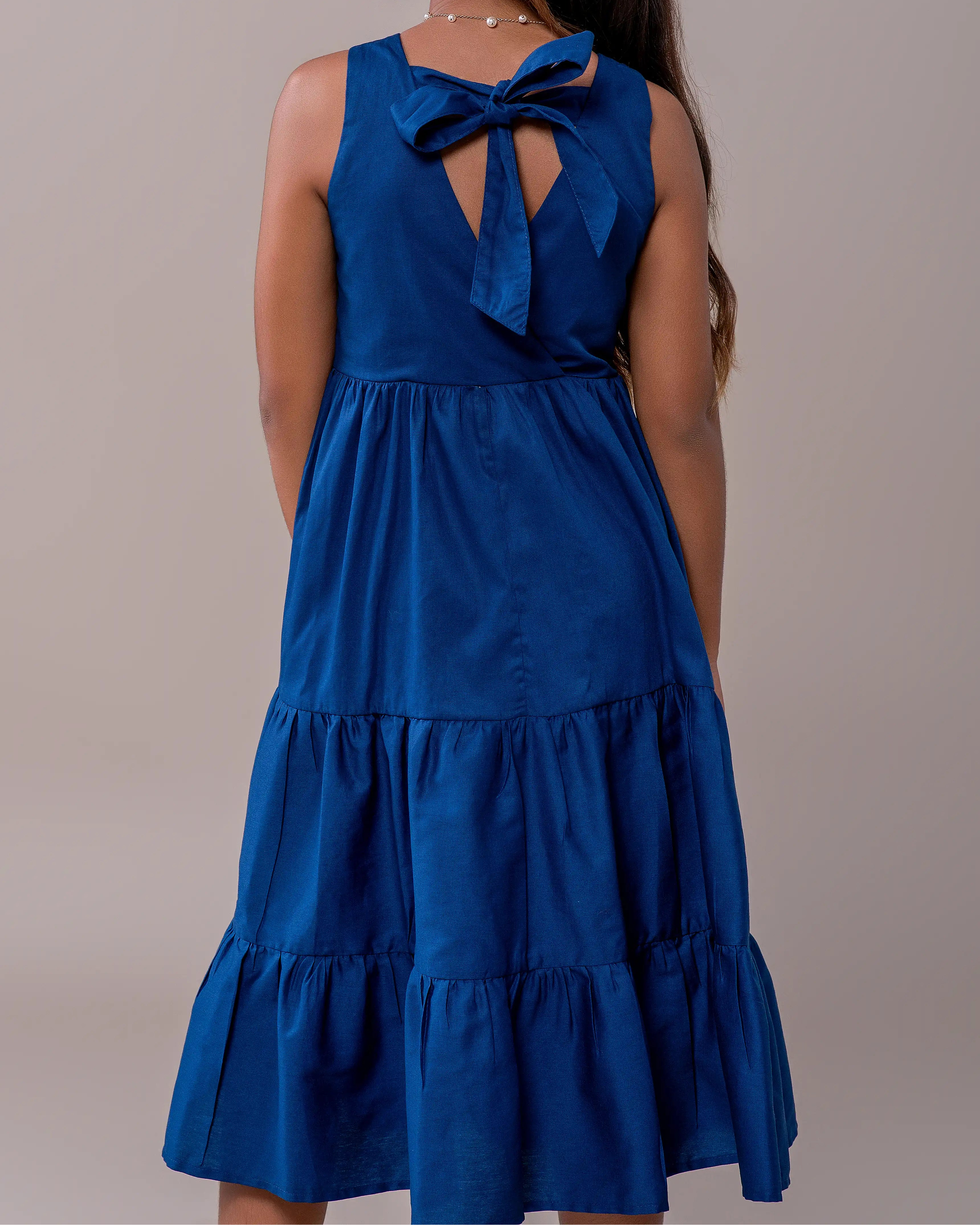 Vestido azul feminino infantil com alças largas e saia em camadas