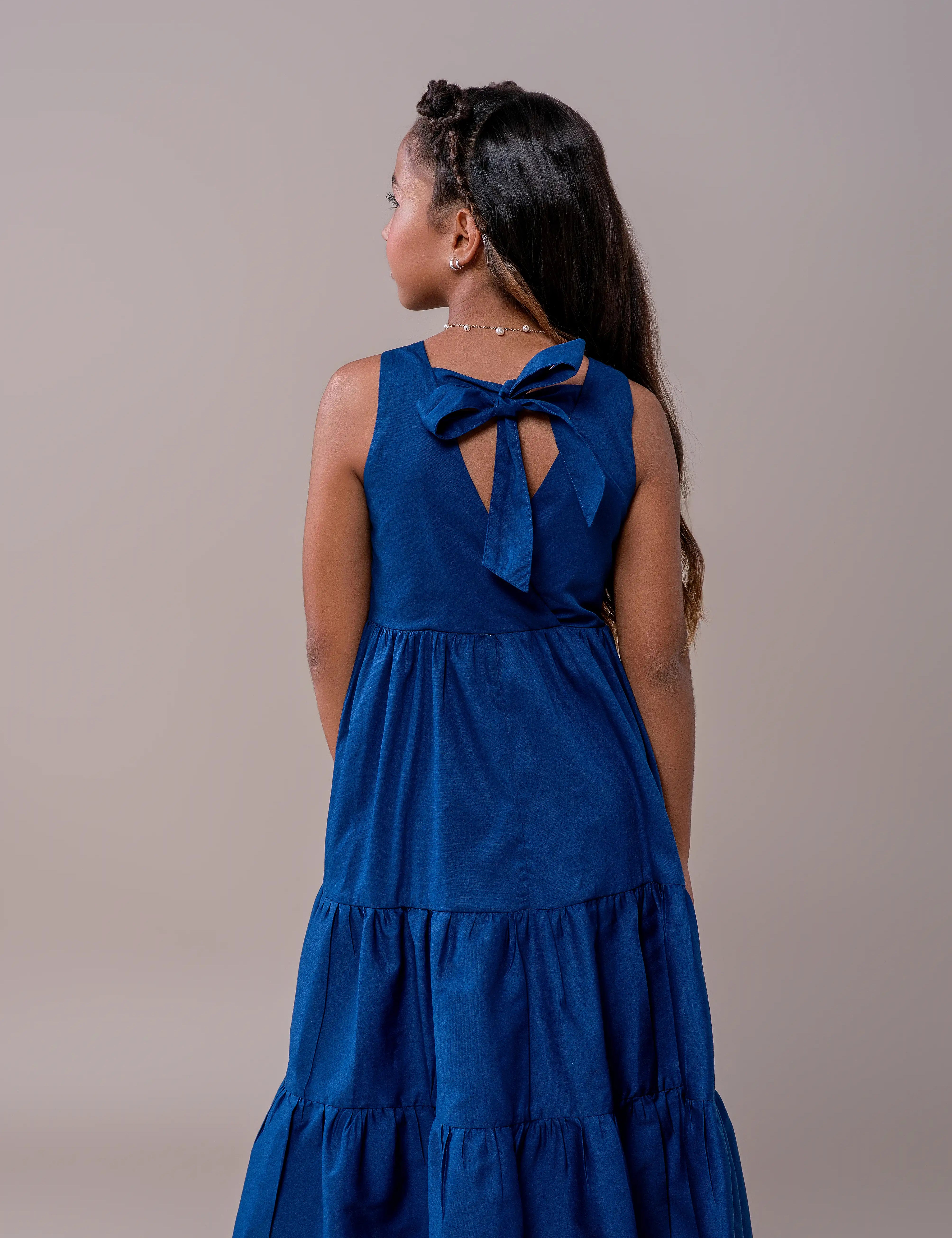 Vestido azul feminino infantil com alças largas e saia em camadas