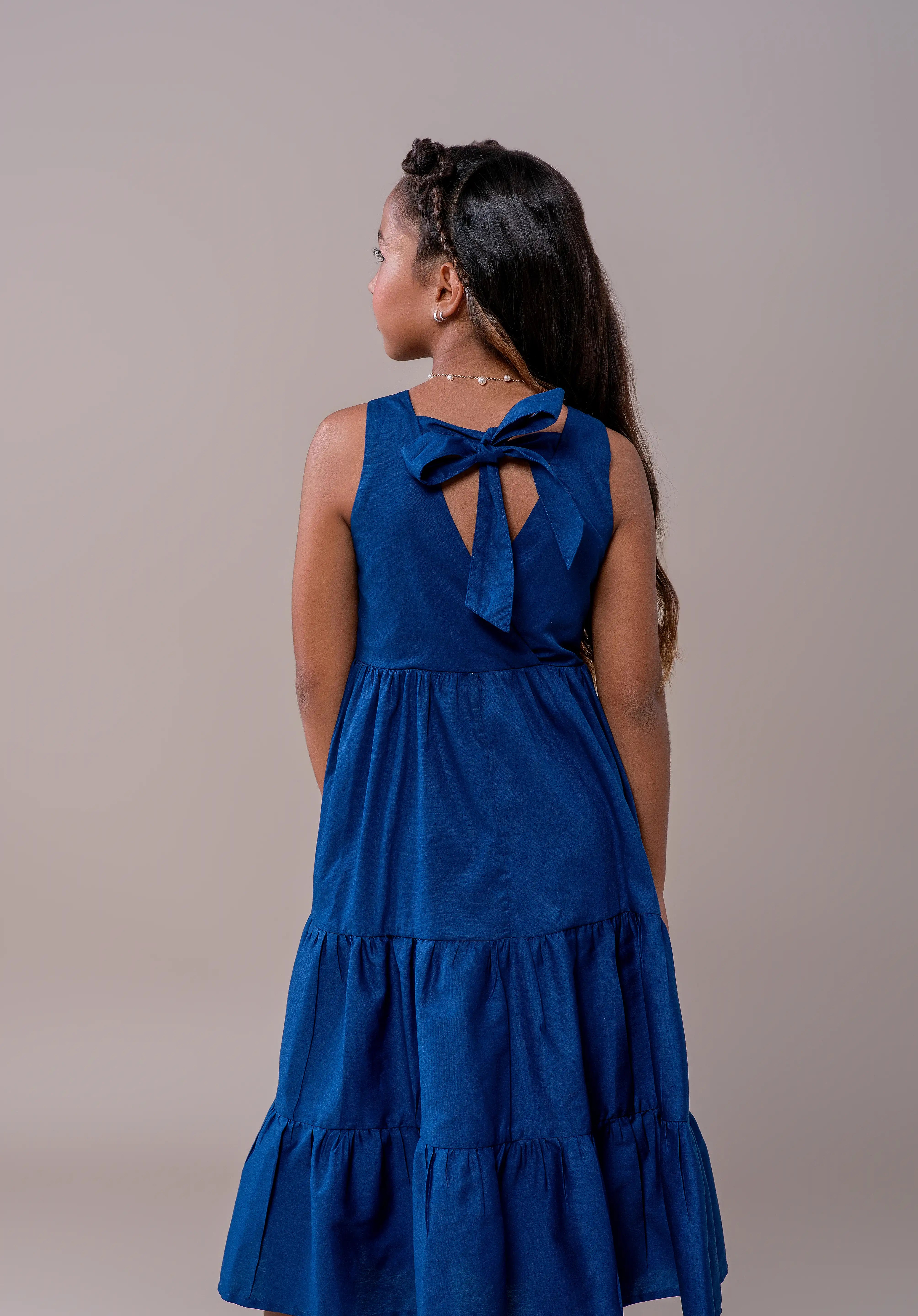 Vestido azul feminino infantil com alças largas e saia em camadas