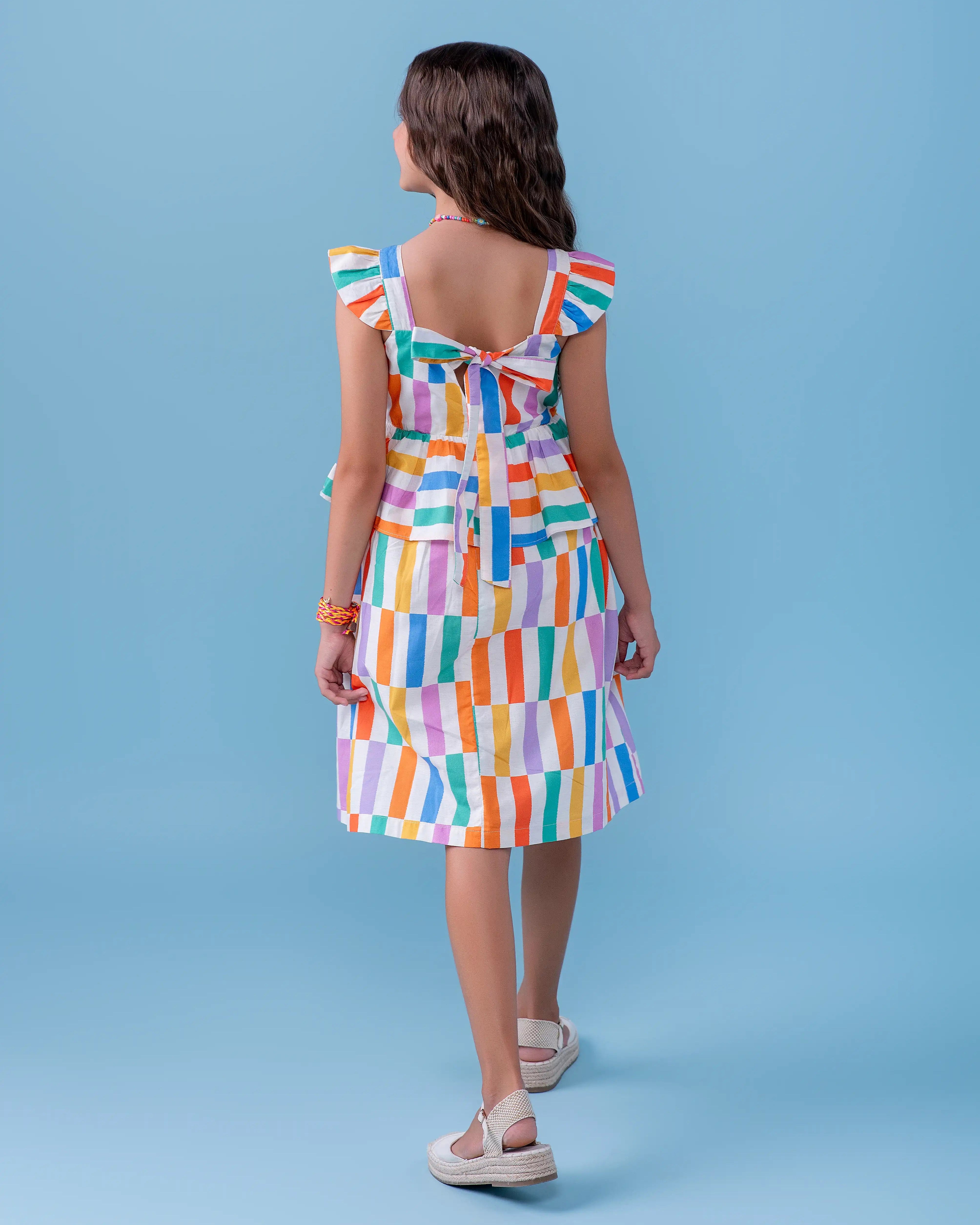 Vestido infantil feminino com estampa de palitos coloridos e alças de babado