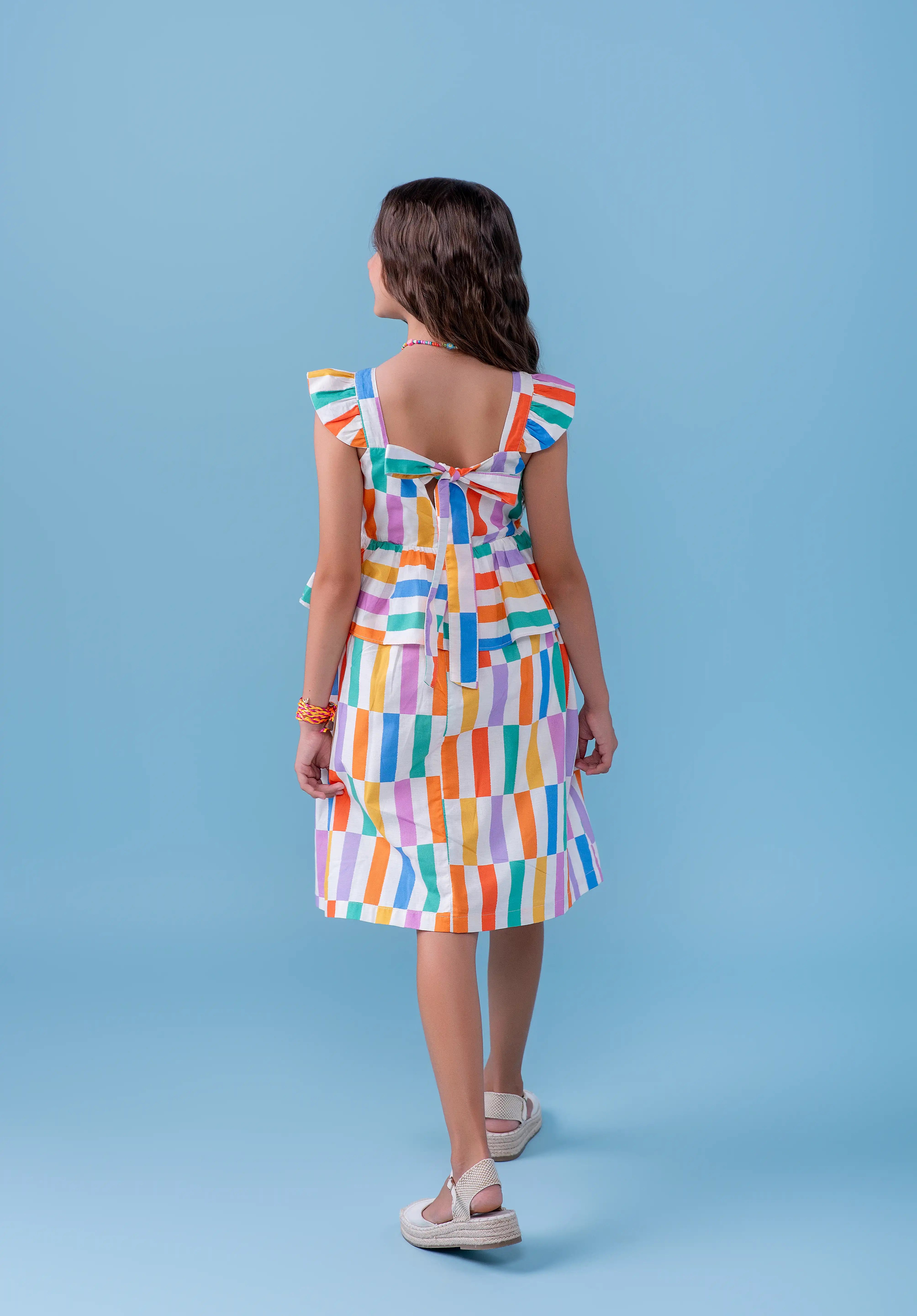 Vestido infantil feminino com estampa de palitos coloridos e alças de babado