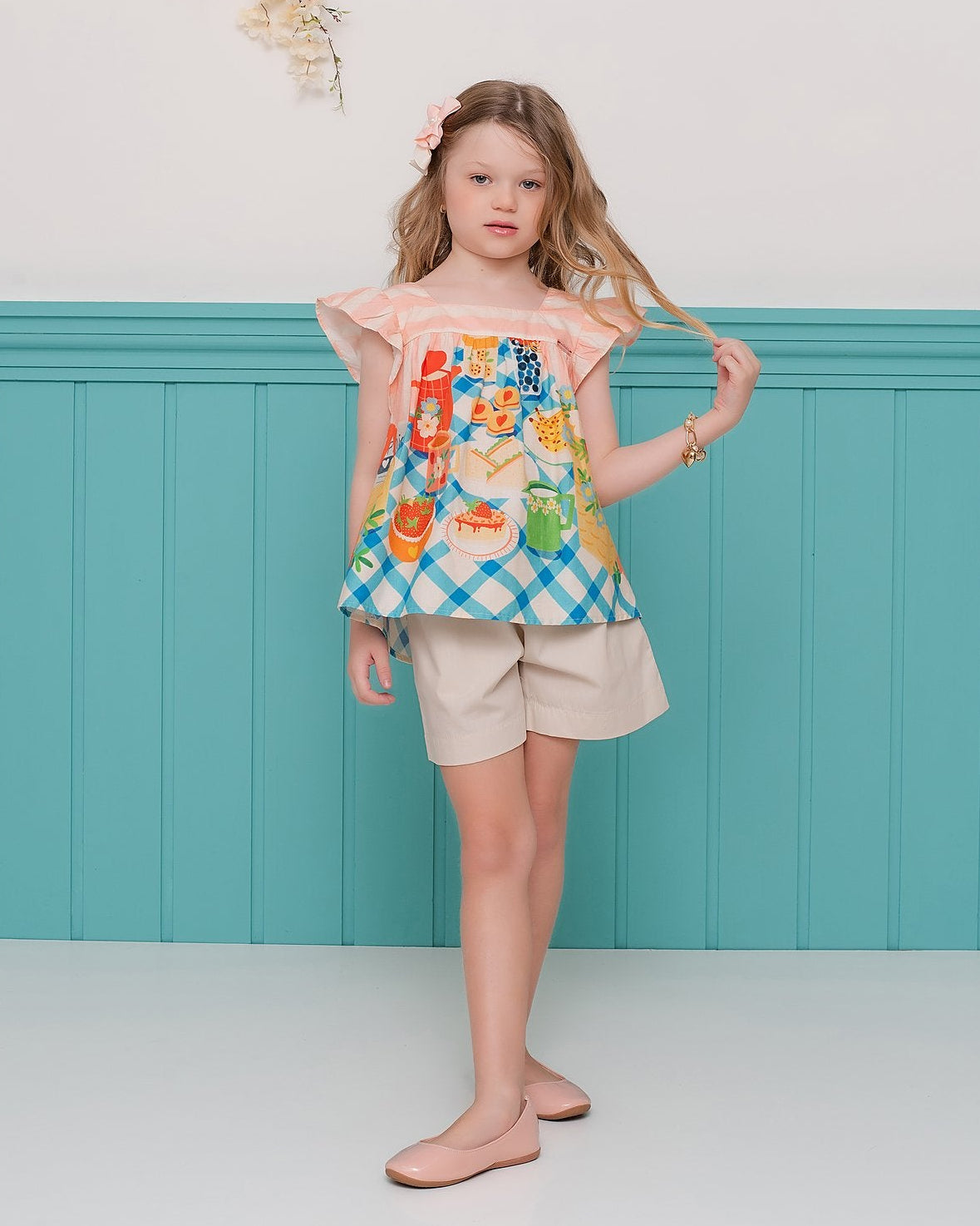 Conjunto infantil com blusa estampada de piquenique e short neutro