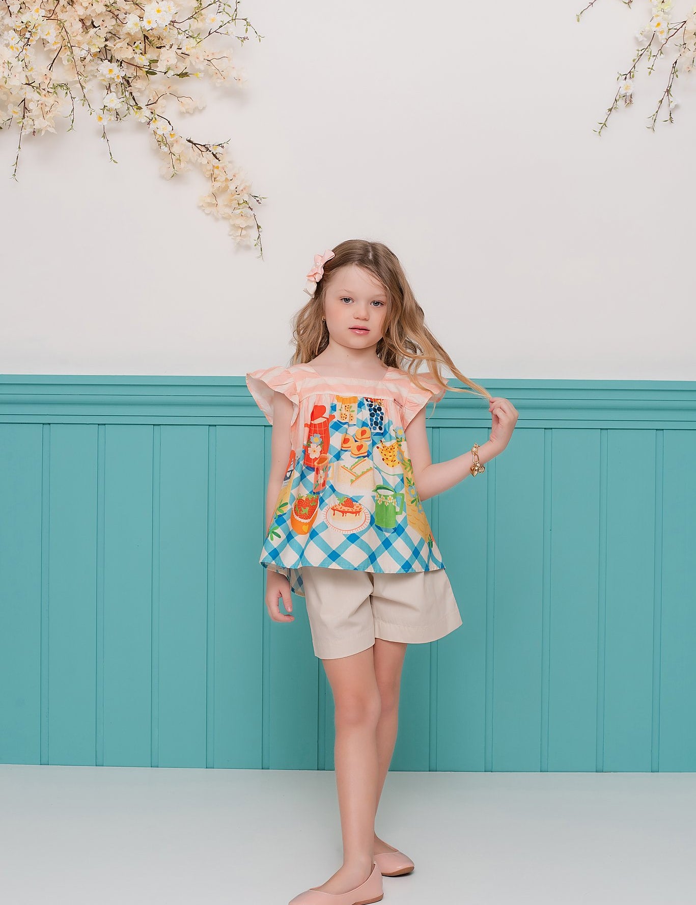 Conjunto infantil com blusa estampada de piquenique e short neutro