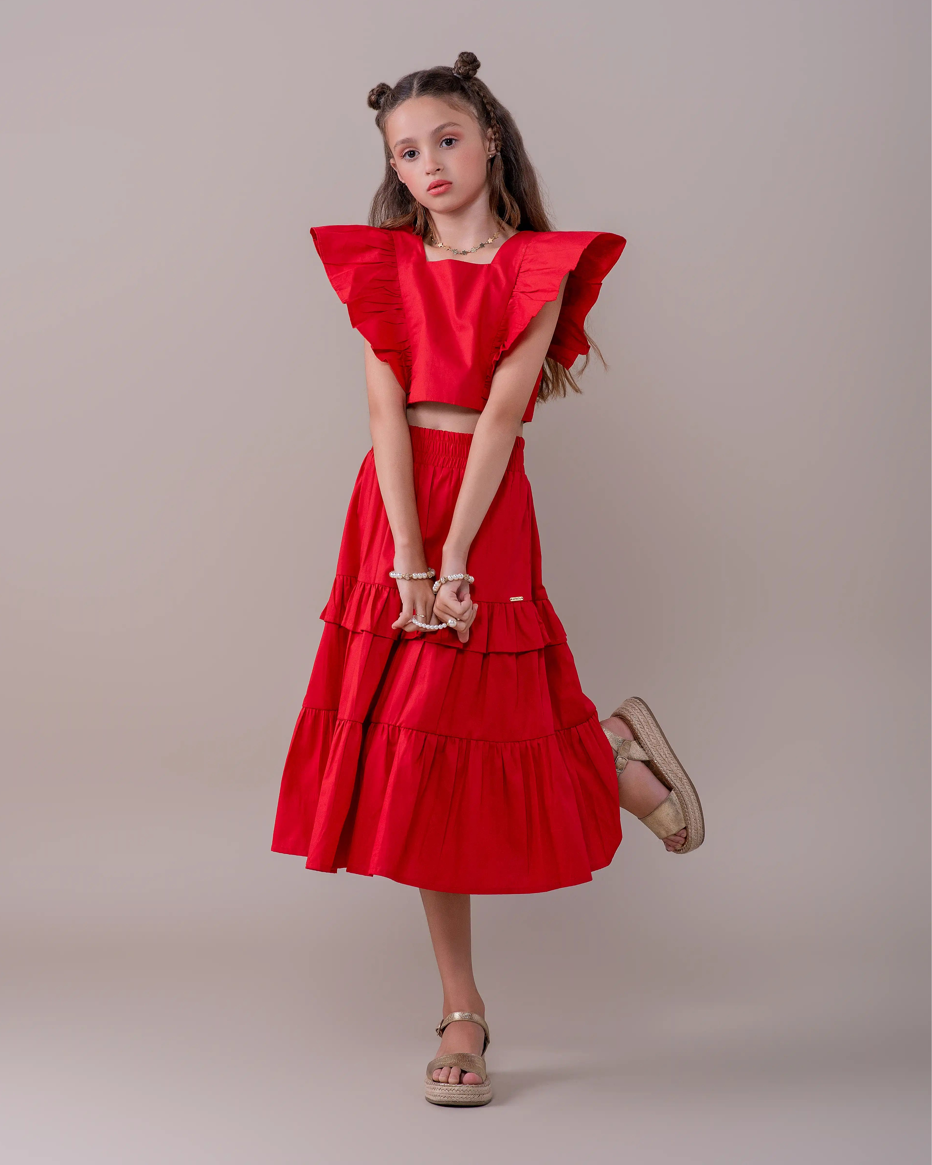 Conjunto infantil feminino com blusa de babados e saia volumosa em camadas